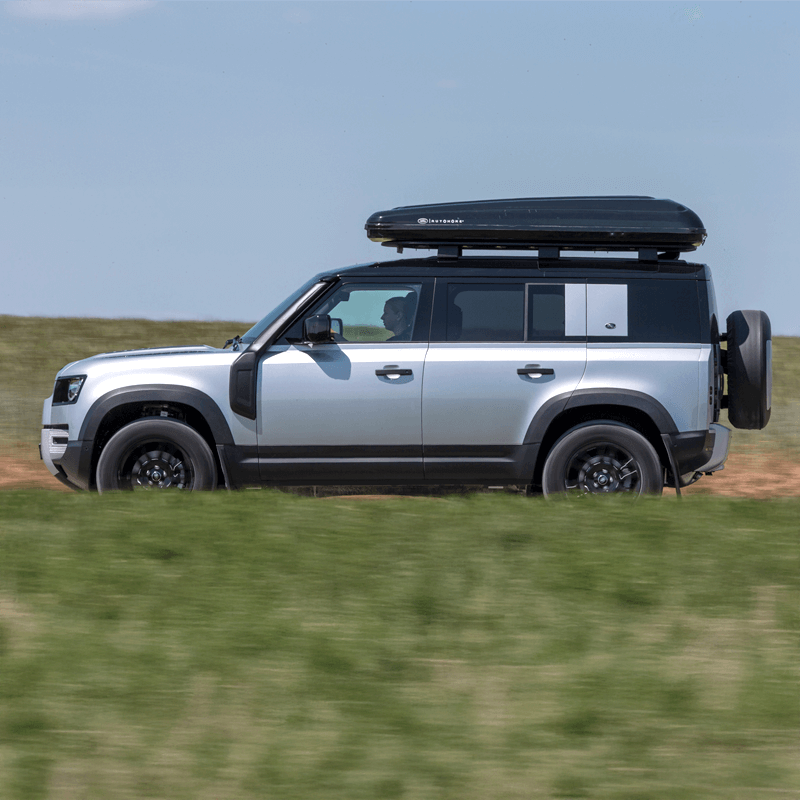Defender in movimento con tenda Autohome chiusa sul tetto