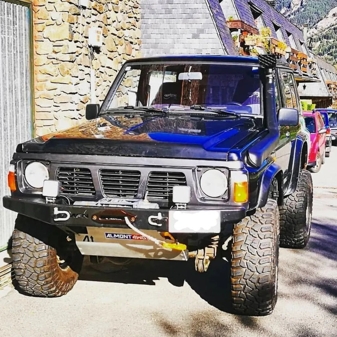 Nissan Patrol blu preparato su un sentiero di pietra