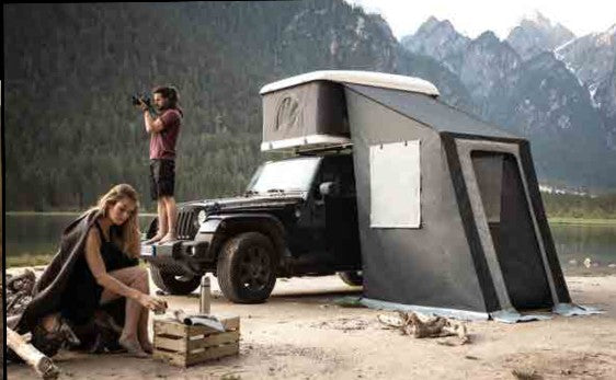 Jeep con tenda da tetto Autohome a guscio rigido e veranda chiusa tra le montagne