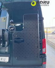 Supporto posteriore lamiera forata installato su veicolo Koru Soluciones, progettato per MAN TGE e VW Crafter.