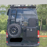 Supporto posteriore lamiera forata montato su veicolo con ruota e porta accessori.