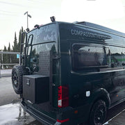Koru Soluciones supporto posteriore lamiera forata su veicolo MAN TGE e VW Crafter.