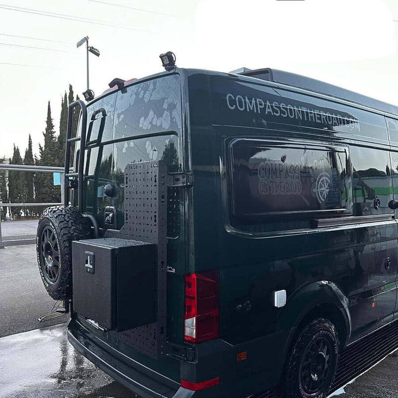 Koru Soluciones supporto posteriore lamiera forata su veicolo MAN TGE e VW Crafter.