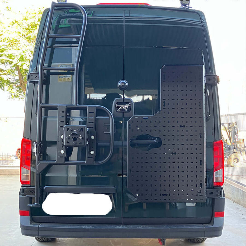 Supporto posteriore lamiera forata montato su veicolo per MAN TGE e VW Crafter, accessori e robustezza.