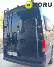 Supporto posteriore lamiera forata montato su veicolo Koru per MAN TGE e VW Crafter.