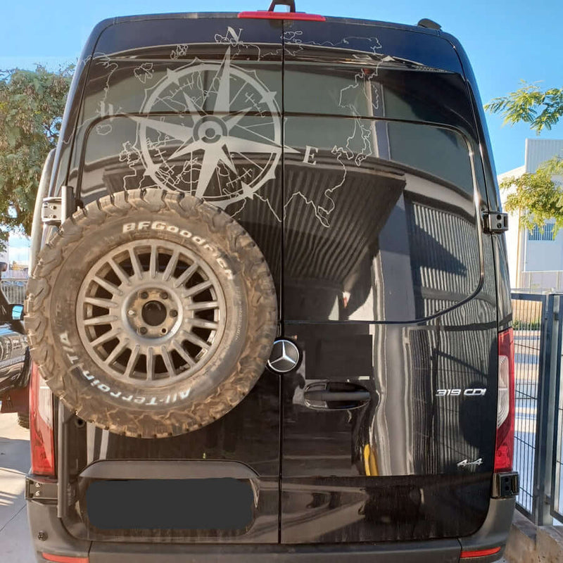 Supporto ruota posteriore Mercedes Sprinter con mappa, montato su furgone Mercedes-Benz Sprinter.