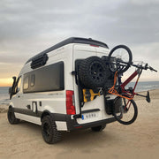 supporto posteriore accessori tubolari Mercedes Sprinter 907 con bici sul retro della furgonetta