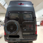 Supporto ruota posteriore Mercedes Sprinter montato su furgone con ruota di scorta visibile.