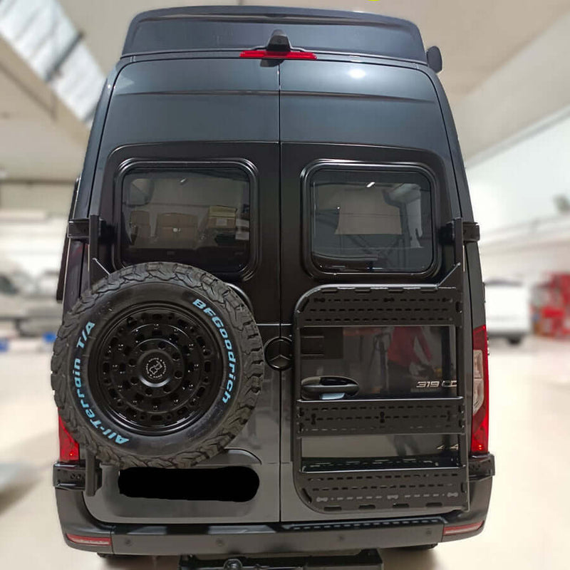 Supporto ruota posteriore Mercedes Sprinter montato su furgone con ruota di scorta visibile.