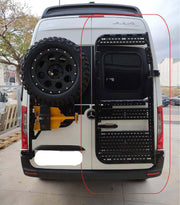 Supporto posteriore accessori tubolari Mercedes Sprinter 907 con ruota di scorta e pannelli forati.