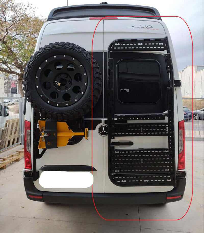 Supporto posteriore accessori tubolari Mercedes Sprinter 907 con ruota di scorta e pannelli forati.
