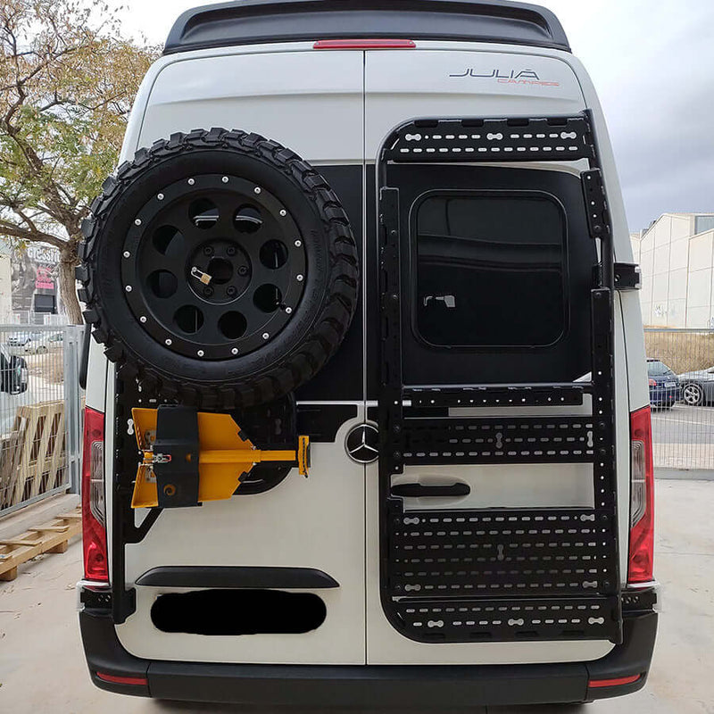 Supporto posteriore accessori tubolari Mercedes Sprinter 907 con ruota di scorta montata.