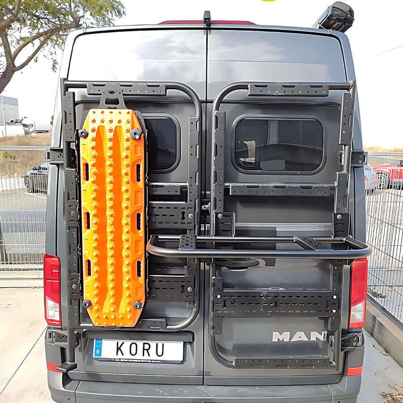 Supporto posteriore accessori tubolari Mercedes Sprinter 907 con cerniera a 180°, adatto per veicolo Koru Soluciones.
