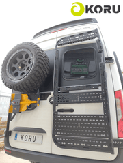 supporto posteriore accessori tubolari Mercedes Sprinter 907 con ruota di scorta montata.