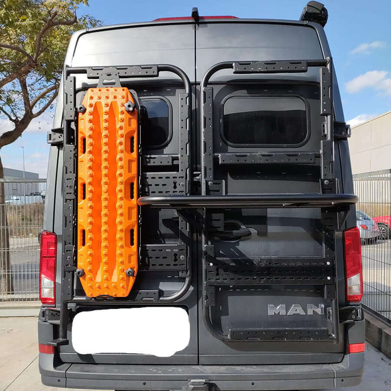 Supporto ruota posteriore regolabile montato su veicolo MAN TGE con accessori e cerniera a 180°.