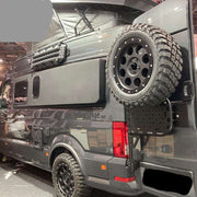 Supporto ruota posteriore alto installato su furgone camper, compatibile con MAN TGE e VW Crafter.