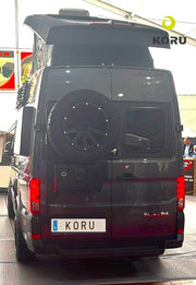Supporto ruota posteriore alto installato su MAN TGE con accessori Koru Soluciones, compatibile con VW Crafter.