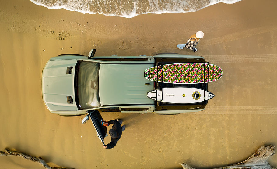 Pick-up con hard top e Platform Rack visto dall’alto sulla spiaggia