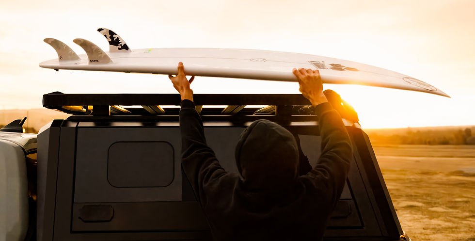 Tavola da surf caricata sul Platform Rack di un hard top RSI SmartCap al tramonto