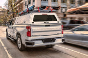 Chevrolet Silverado con RSI SmartCap e scala sul rack in città