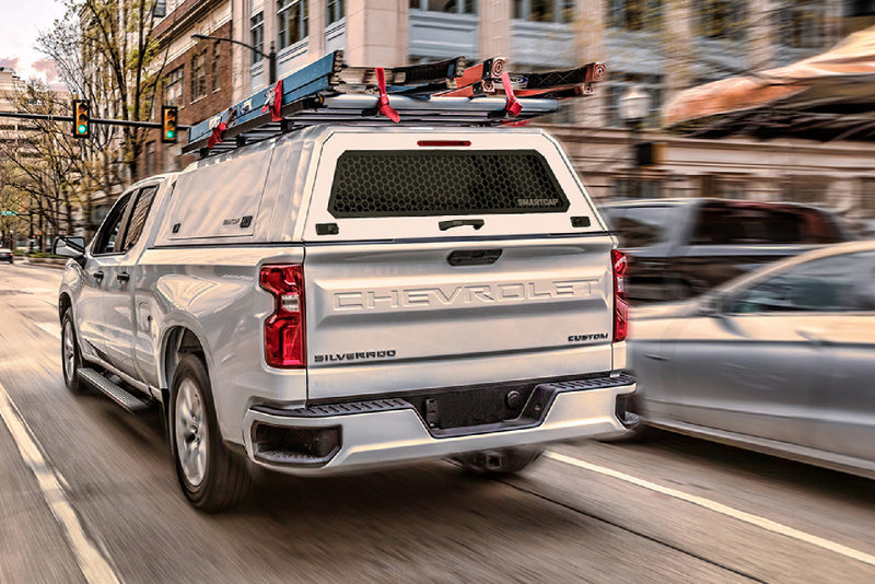 Chevrolet Silverado con RSI SmartCap e scala sul rack in città