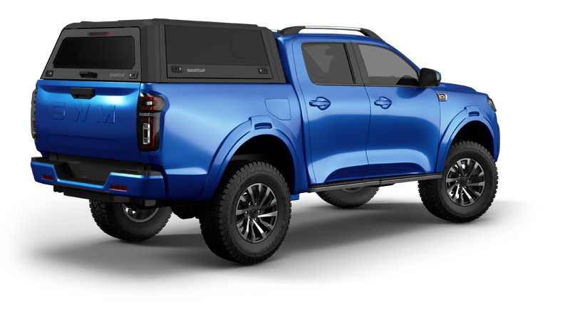 Hard top RSI SmartCap EVO su GWM P-Series blu, vista posteriore 3/4 su sfondo bianco
