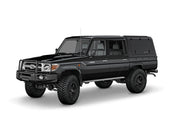 Hard top RSI SmartCap EVO LC Commercial per Toyota Land Cruiser 79 Double Cab, vista anteriore 3/4 su sfondo bianco