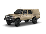 Hard top RSI SmartCap EVO LC Commercial per Toyota Land Cruiser 79 Double Cab, vista anteriore 3/4 su sfondo bianco