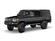 Hard top RSI SmartCap EVO LC Defender per Toyota Land Cruiser 79 Double Cab, vista anteriore 3/4 su sfondo bianco