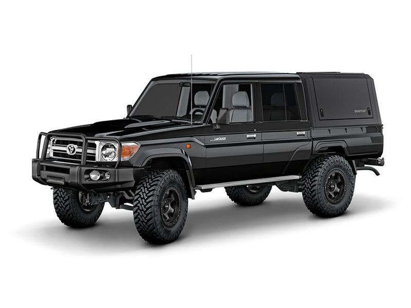 Hard top RSI SmartCap EVO LC Defender per Toyota Land Cruiser 79 Double Cab, vista anteriore 3/4 su sfondo bianco