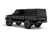 Hard top RSI SmartCap EVO LC Defender per Toyota Land Cruiser 79 Double Cab, vista posteriore 3/4 su sfondo bianco