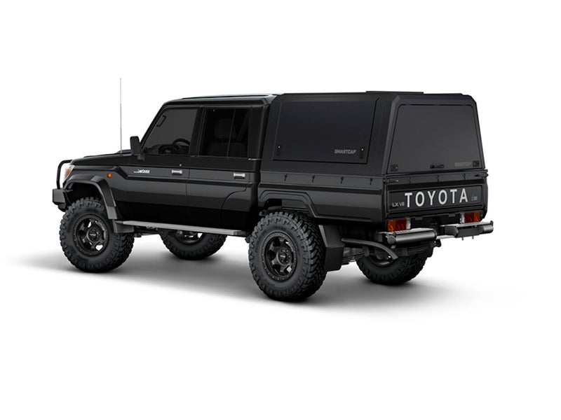 Hard top RSI SmartCap EVO LC Defender per Toyota Land Cruiser 79 Double Cab, vista posteriore 3/4 su sfondo bianco