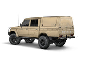 Hard top RSI SmartCap EVO LC Defender per Toyota Land Cruiser 79 Double Cab, vista posteriore 3/4 su sfondo bianco