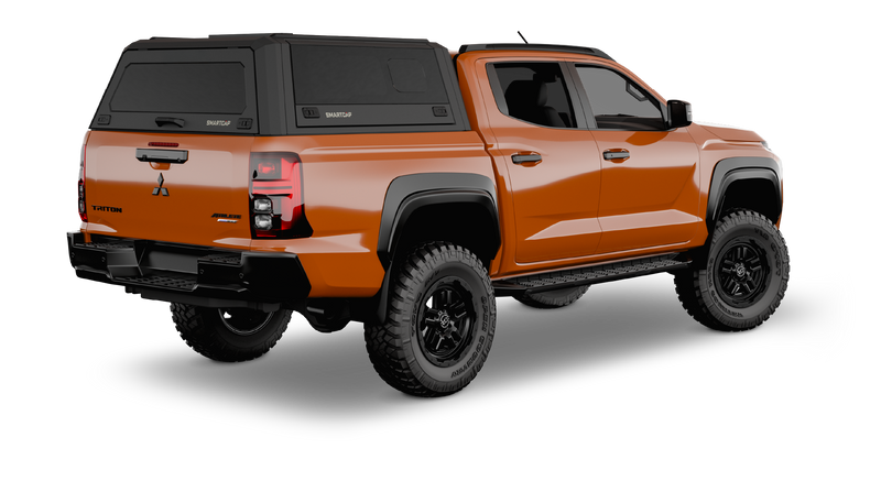 Hard top RSI SmartCap EVO su Mitsubishi Triton 2024+, vista posteriore 3/4 su sfondo bianco