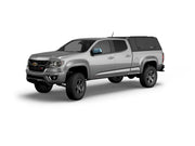 Hard top RSI SmartCap EVOa Adventure per Chevrolet Colorado / GMC Canyon 2015–2022 Crew Cab 5', vista anteriore 3/4 su sfondo bianco