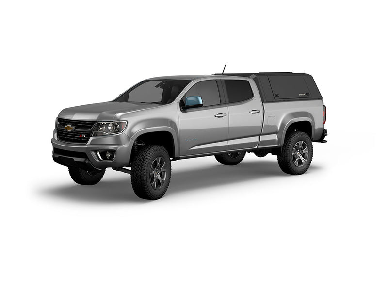 Hard top RSI SmartCap EVOa Adventure per Chevrolet Colorado / GMC Canyon 2015–2022 Crew Cab 5', vista anteriore 3/4 su sfondo bianco
