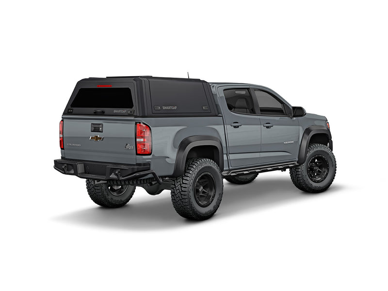 Hard top RSI SmartCap EVOa Adventure per Chevrolet Colorado / GMC Canyon 2015–2022 Extended Cab 6', vista posteriore 3/4 lato destro su sfondo bianco
