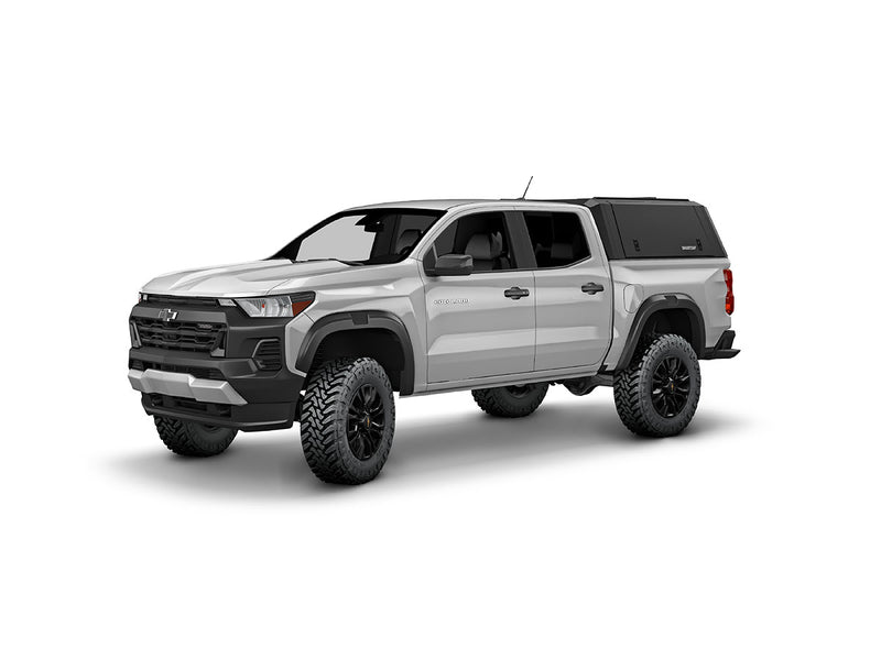 Hard top RSI SmartCap EVOa Adventure per Chevrolet Colorado / GMC Canyon 2023+ Crew Cab 5', vista anteriore 3/4 su sfondo bianco
