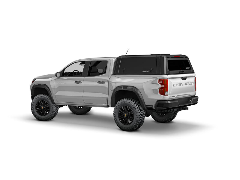Hard top RSI SmartCap EVOa Adventure per Chevrolet Colorado / GMC Canyon 2023+ Crew Cab 5', vista posteriore 3/4 su sfondo bianco