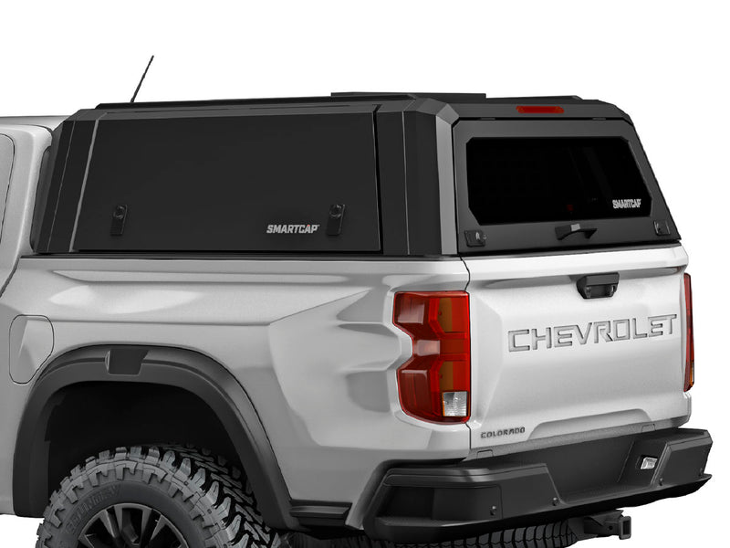 Hard top RSI SmartCap EVOa Adventure per Chevrolet Colorado / GMC Canyon 2023+ Crew Cab 5', vista posteriore 3/4 ravvicinata