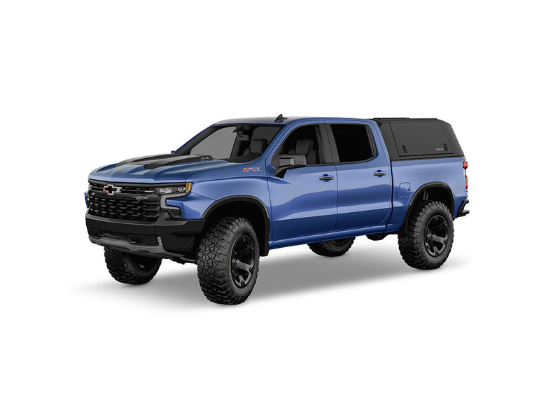 Hard top RSI SmartCap EVOa Adventure per Chevrolet Silverado / GMC Sierra 1500 2019+ Short Bed 5,8', vista anteriore 3/4 su sfondo bianco