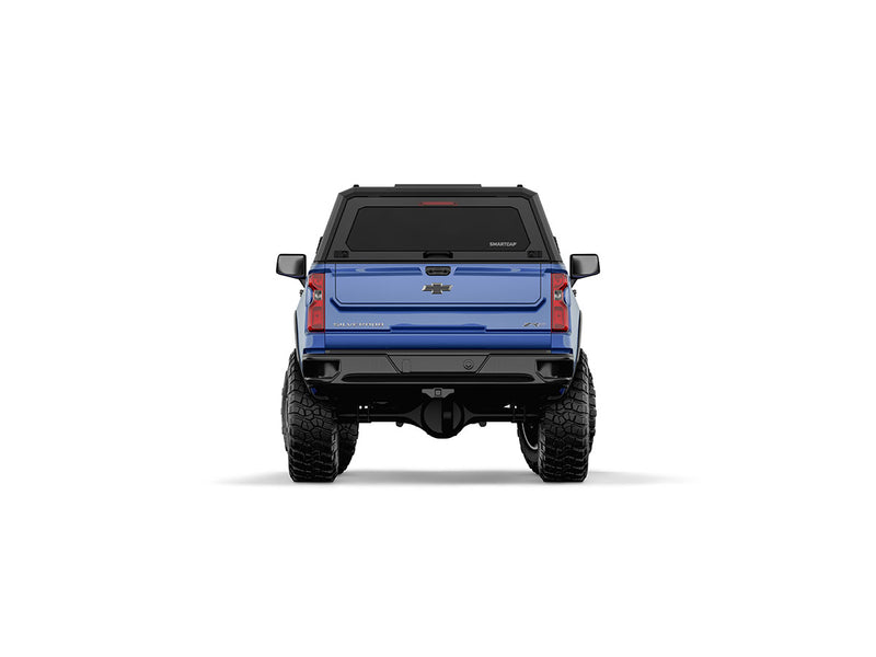 Hard top RSI SmartCap EVOa Adventure per Chevrolet Silverado / GMC Sierra 1500 2019+ Short Bed 5,8', vista posteriore su sfondo bianco