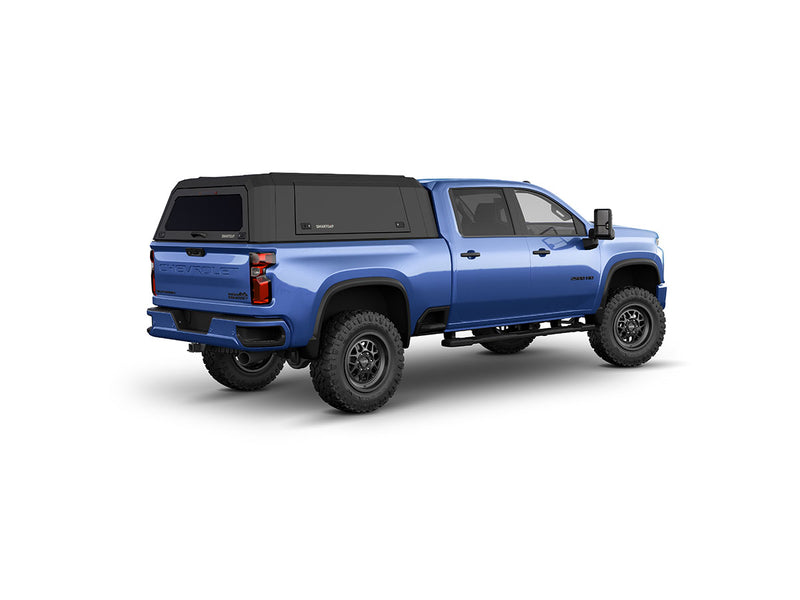 Hard top RSI SmartCap EVOa Adventure per Chevrolet Silverado / GMC Sierra 2500/3500 HD 2020+, vista posteriore 3/4 lato destro su sfondo bianco