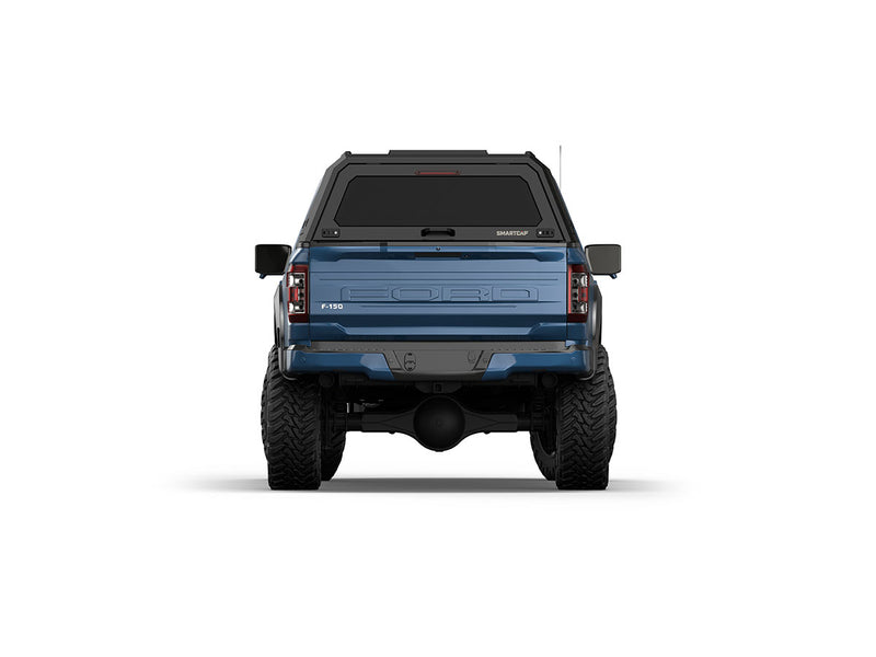 Hard top RSI SmartCap EVOa Adventure per Ford F-150 2015–2020 Short Bed 5,5', vista posteriore su sfondo bianco