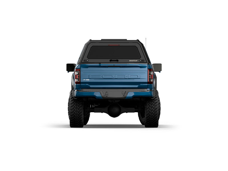 Hard top RSI SmartCap EVOa Adventure per Ford F-150 2021+ Short Bed 5,5', vista posteriore su sfondo bianco