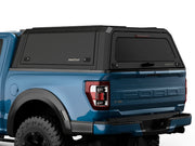 Hard top RSI SmartCap EVOa Adventure per Ford F-150 2021+ Short Bed 5,5', vista posteriore 3/4 ravvicinata