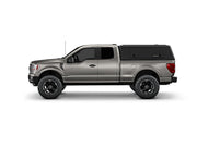 Hard top RSI SmartCap EVOa Adventure per Ford F-150 2021+ Standard Bed 6,5', vista laterale su sfondo bianco