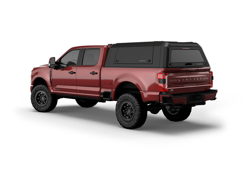 Hard top RSI SmartCap EVOa Adventure per Ford F-250 / F-350 Super Duty 2017–2022, vista posteriore 3/4 su sfondo bianco