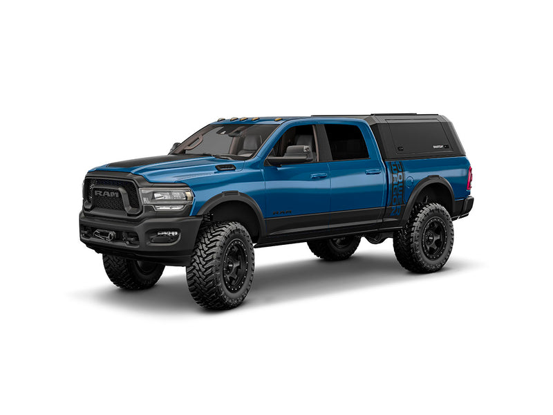 Hard top RSI SmartCap EVOa Adventure per RAM 1500 DS 2009+ Short Bed, vista anteriore 3/4 su sfondo bianco