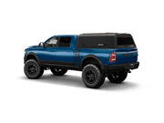 Hard top RSI SmartCap EVOa Adventure per RAM 1500 DS 2009+ Short Bed, vista posteriore 3/4 su sfondo bianco
